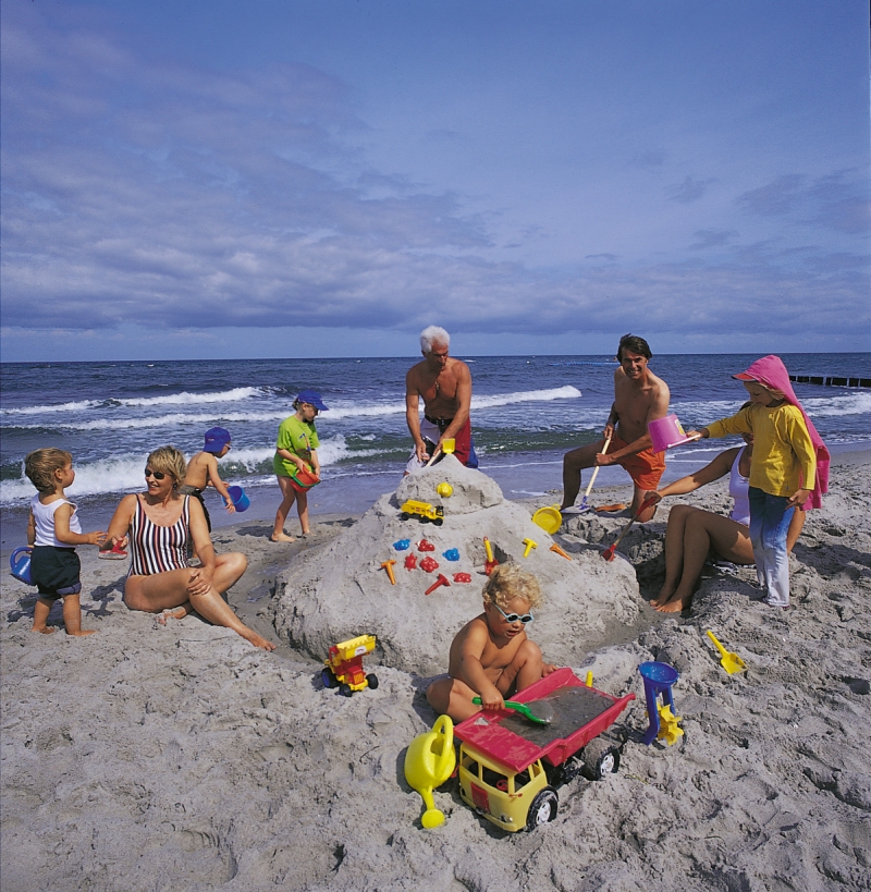 Strandurlaub - Sandburg bauen